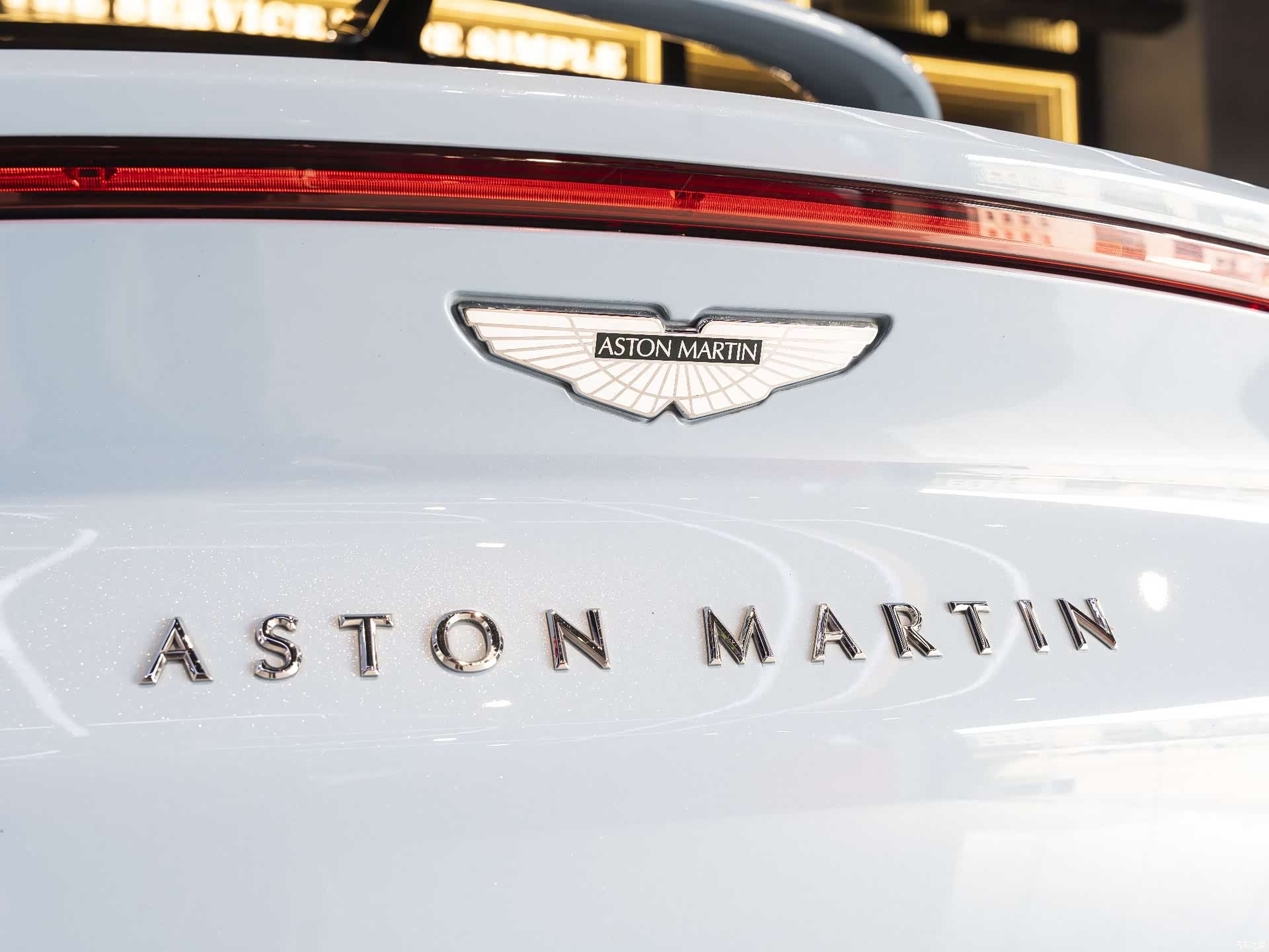 Aston Martin DBX, 2022 14
