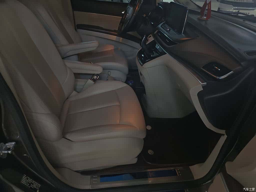 Buick GL8, 2022 3