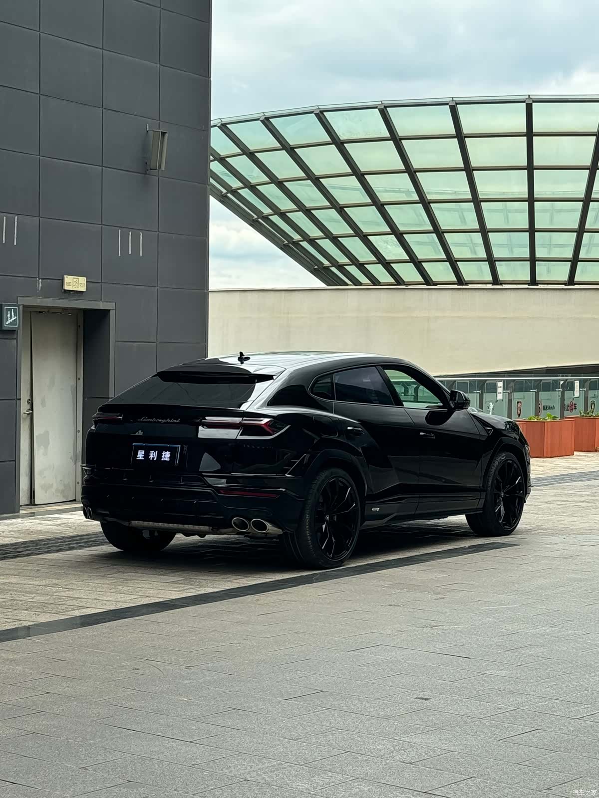 Lamborghini Urus, 2023 3