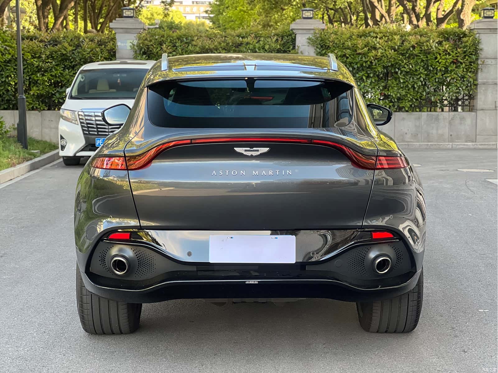 Aston Martin DBX, 2024 все фото