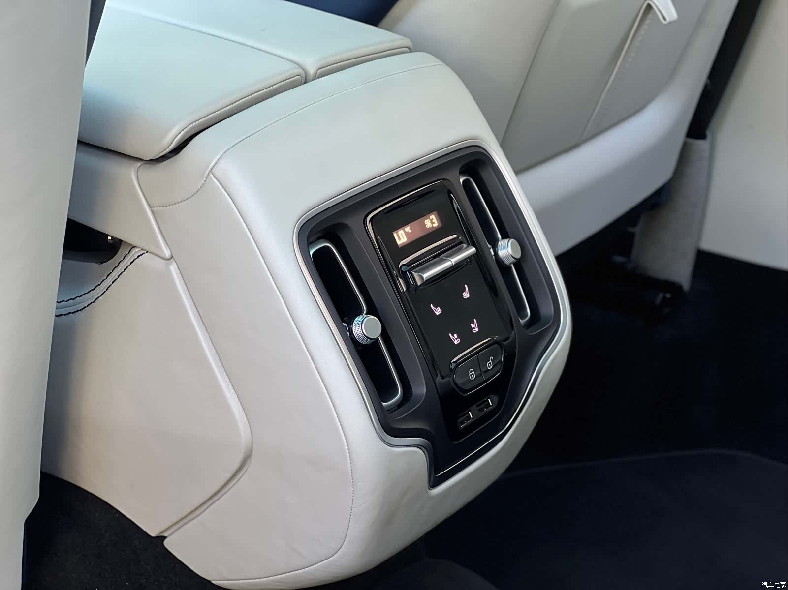 Aston Martin DBX, 2024 15
