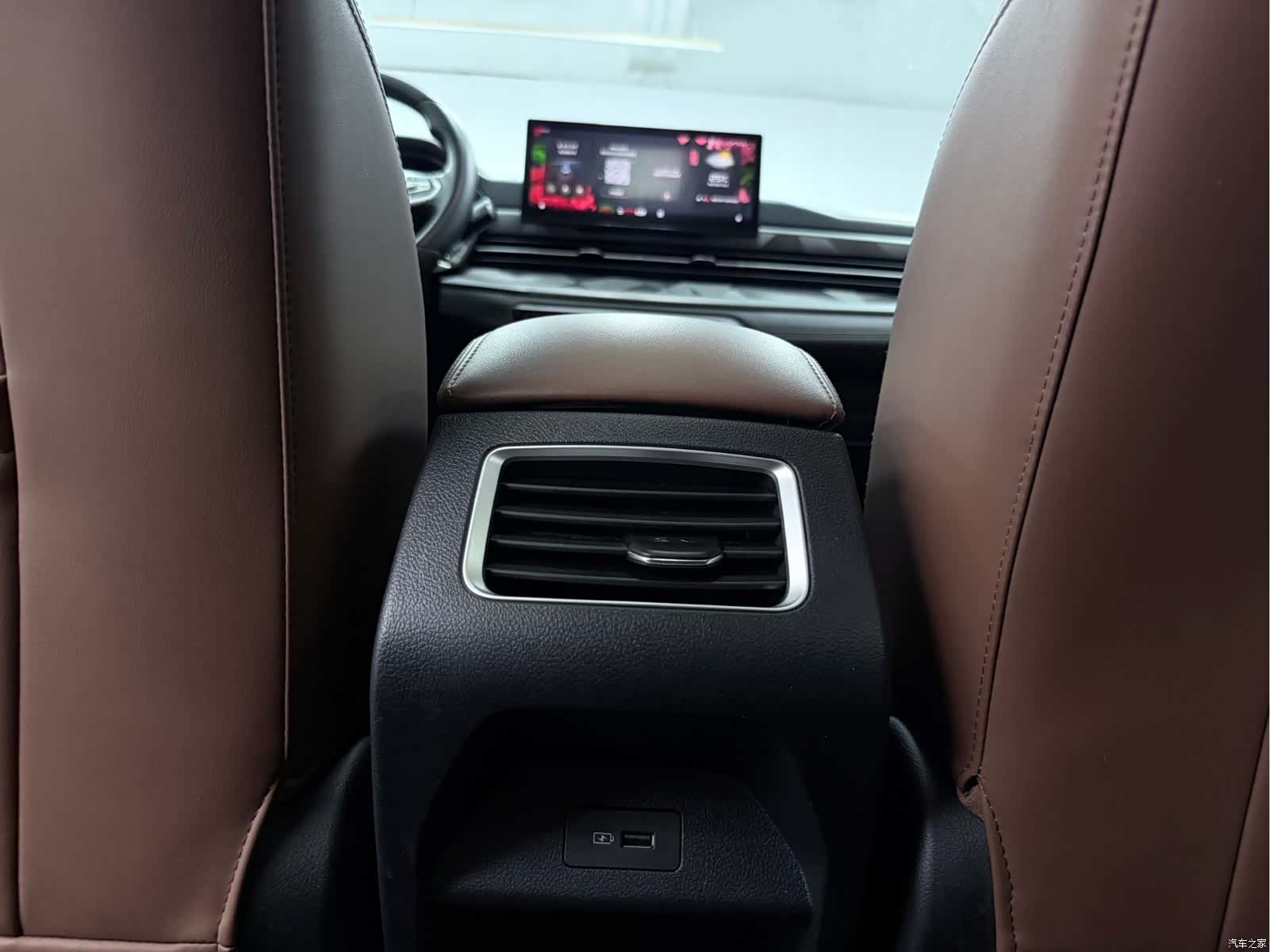 Geely X6, 2022 13