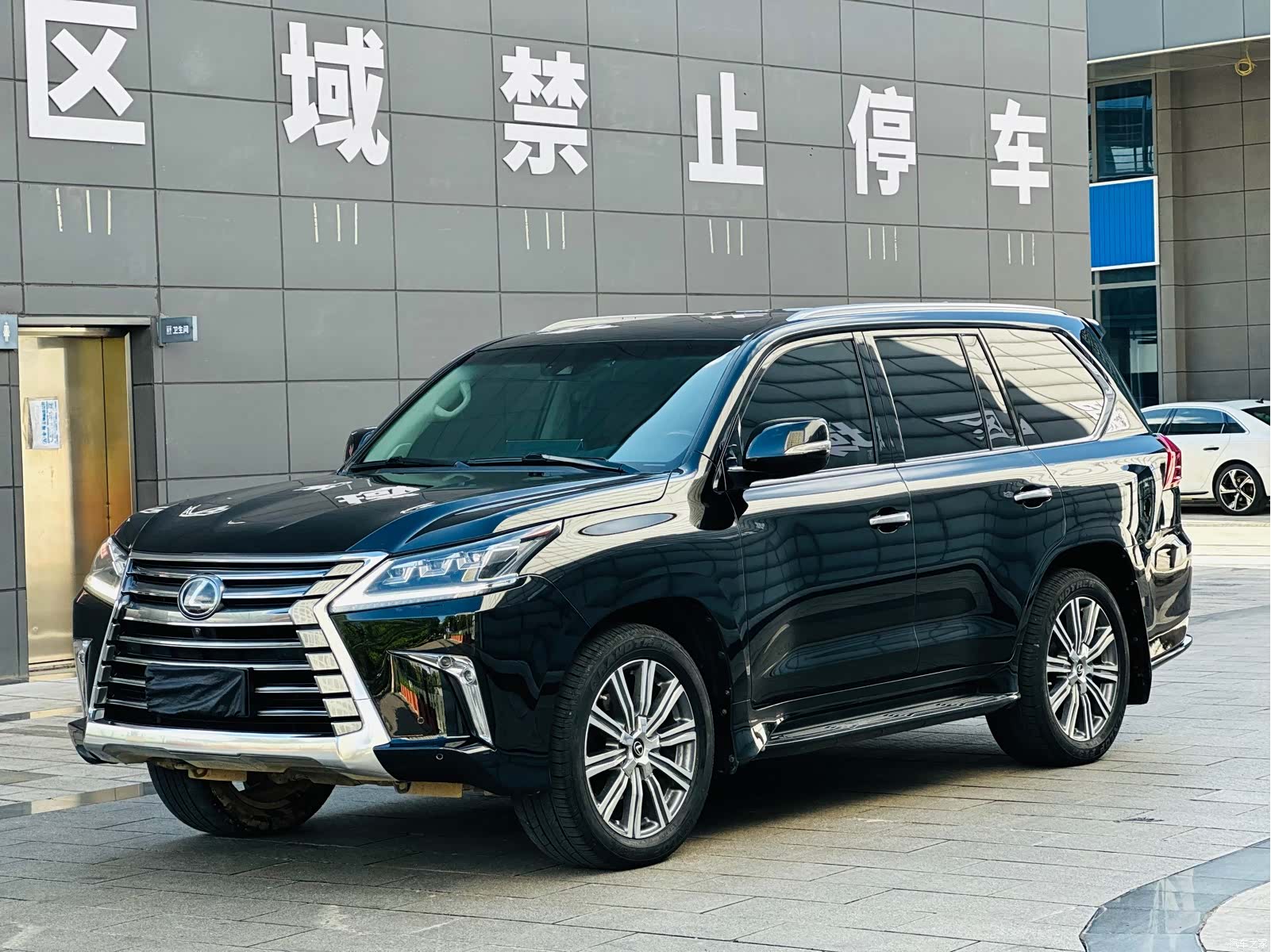 Lexus LX, 2016 1