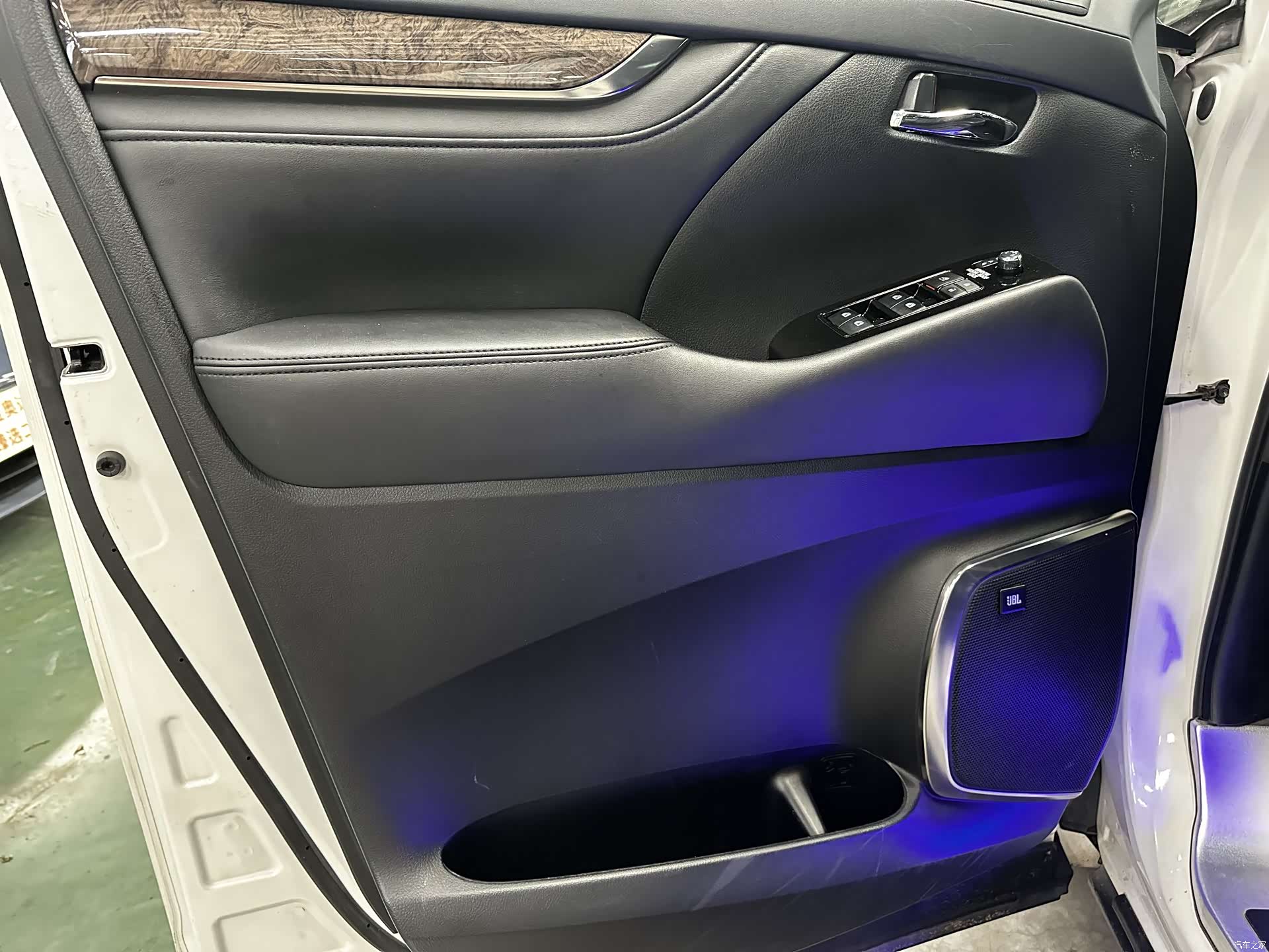 Toyota Alphard, 2021 10