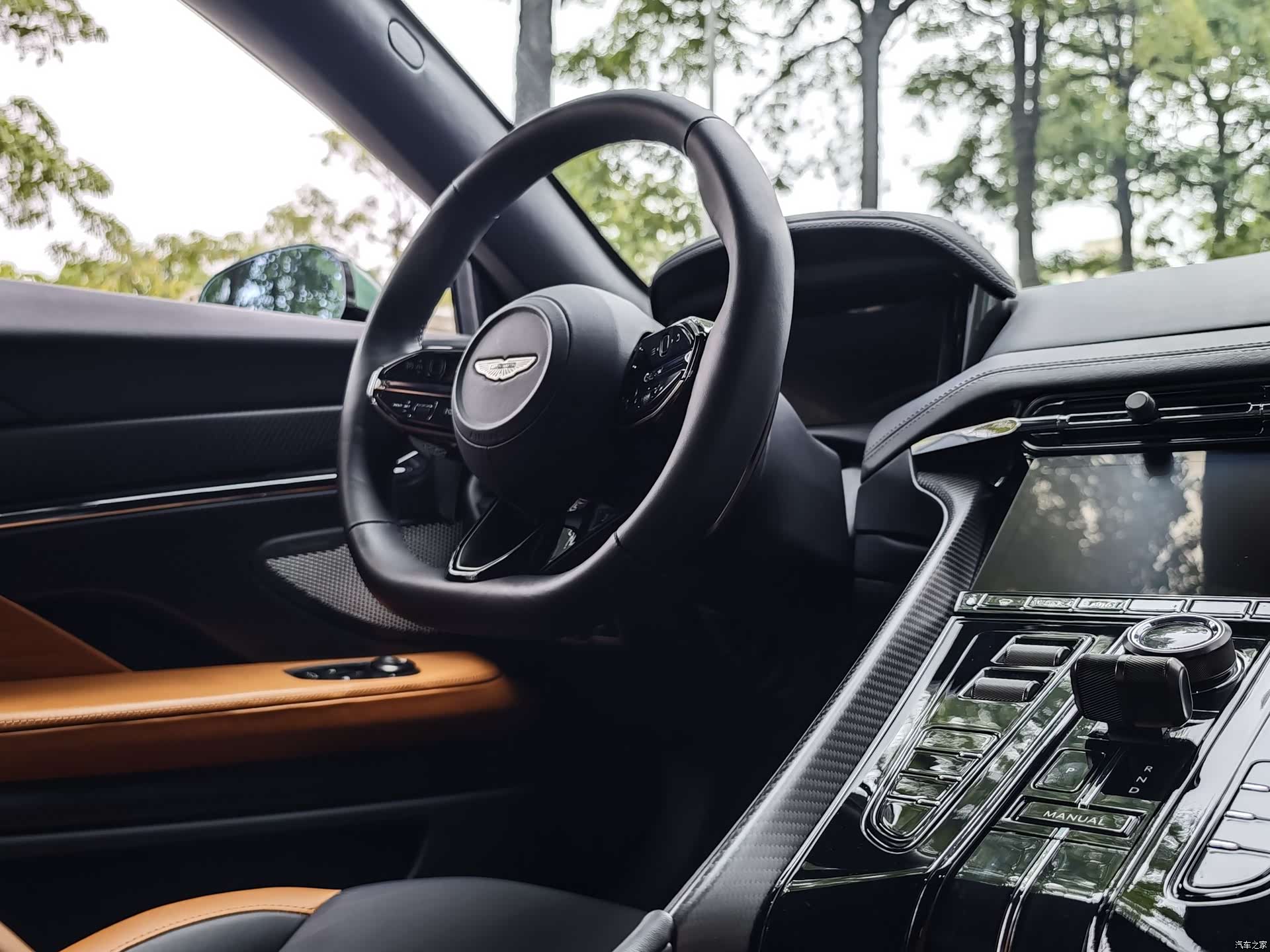 Aston Martin DB12, 1900 18