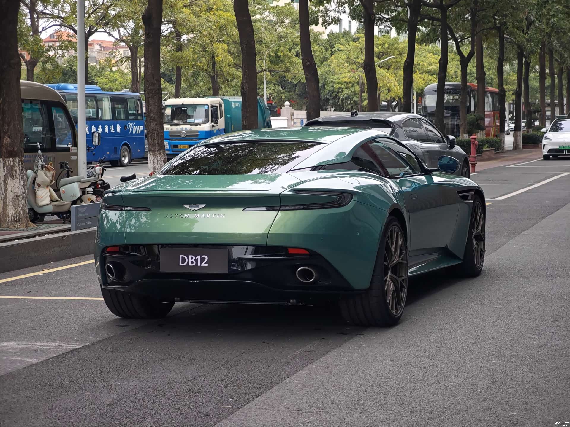 Aston Martin DB12, 1900 10