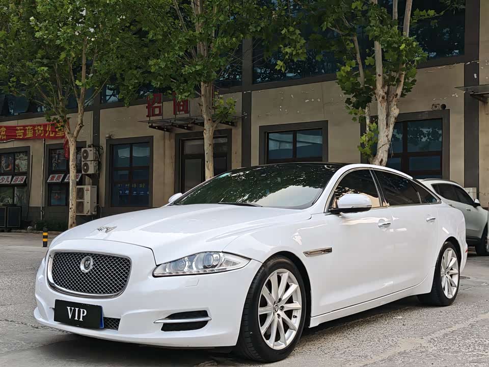 Jaguar XJ