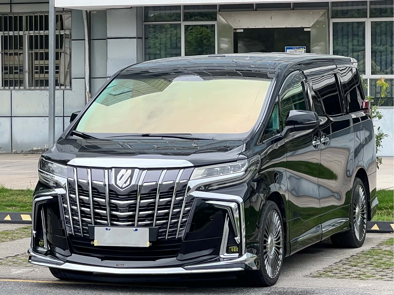 Toyota Alphard, 2017 1