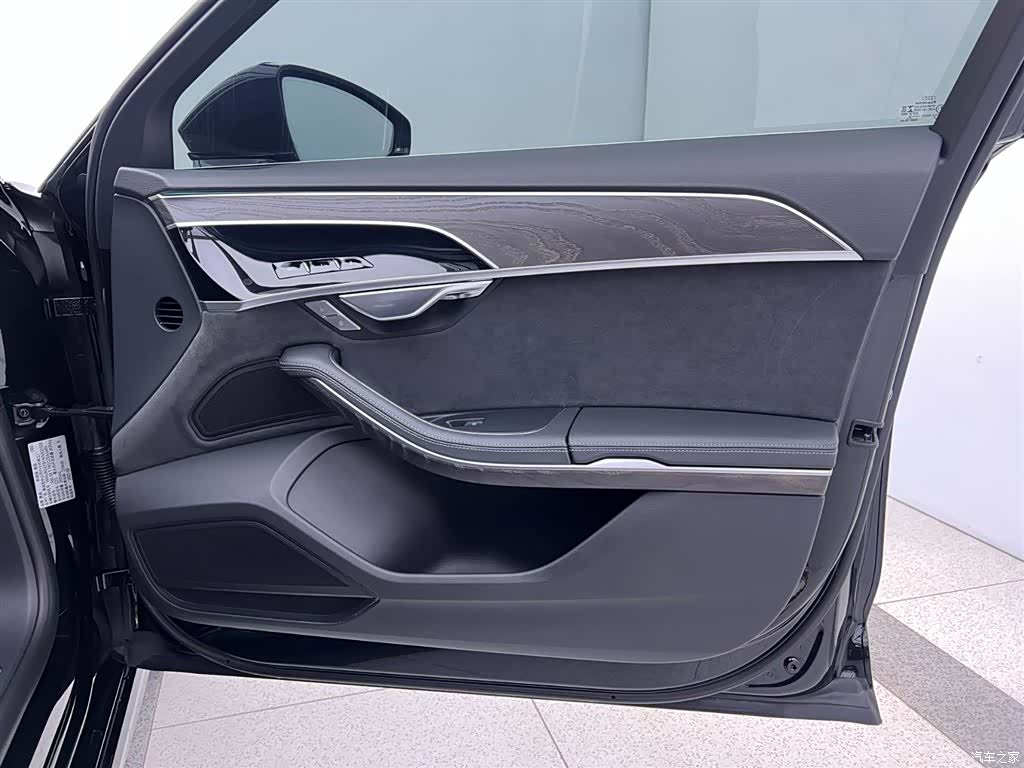 Audi A8L, 2022 30