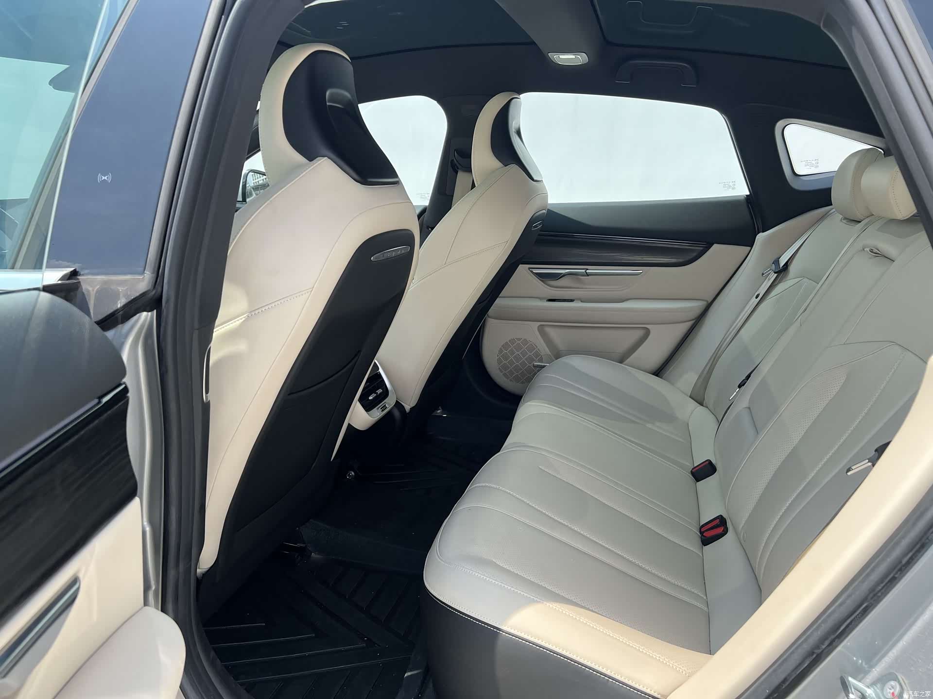 Xpeng P7, 2022 15