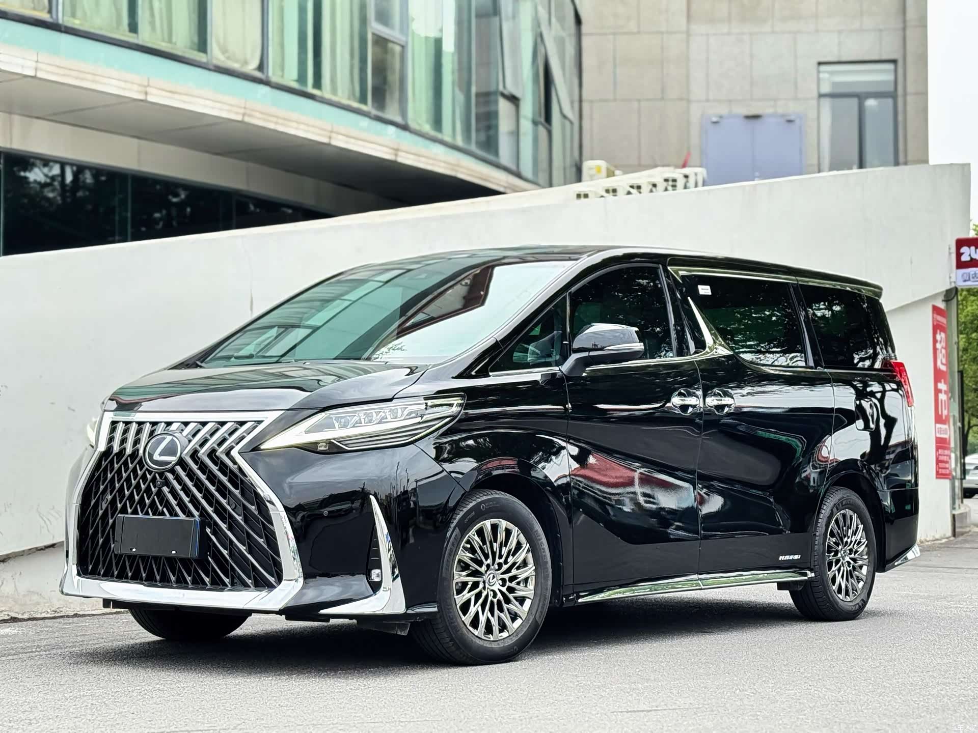 Lexus LM, 2022 1