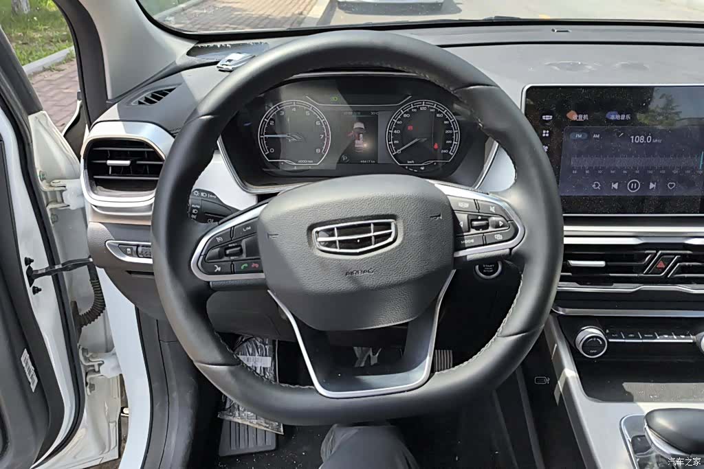 Geely Coolray, 2023 15
