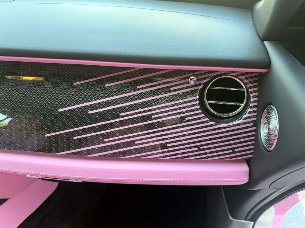 Rolls-Royce Black, 2023 10