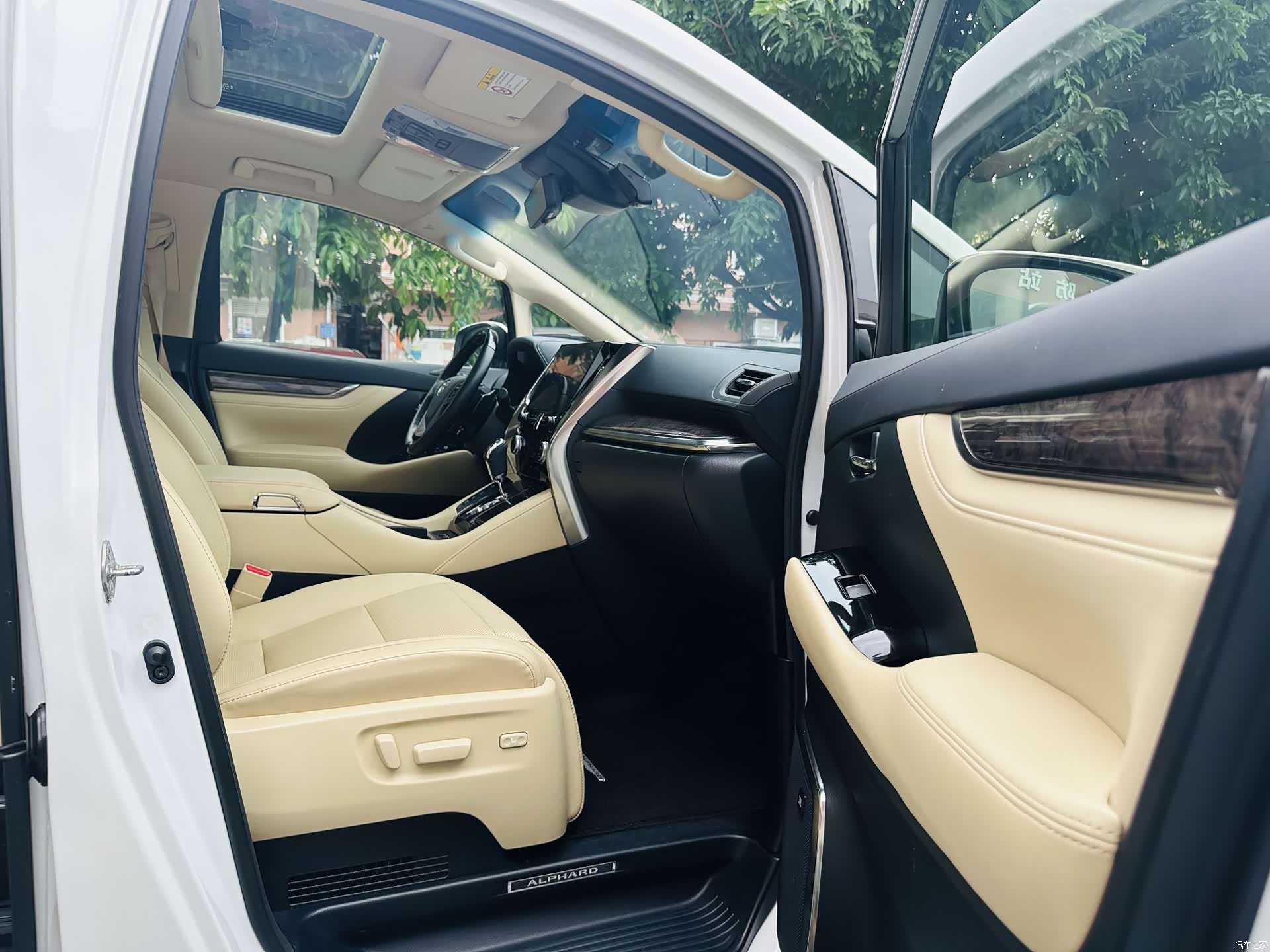 Toyota Alphard, 2023 10