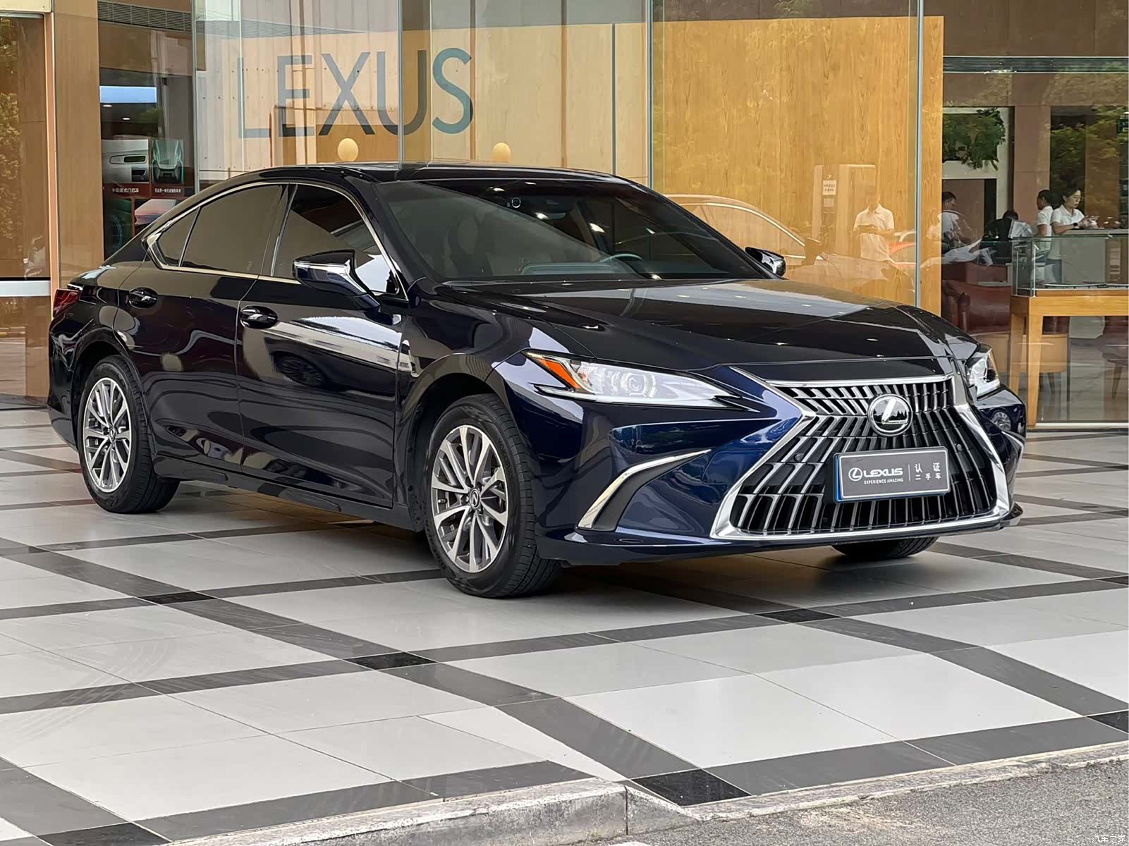 Lexus ES, 2022 3