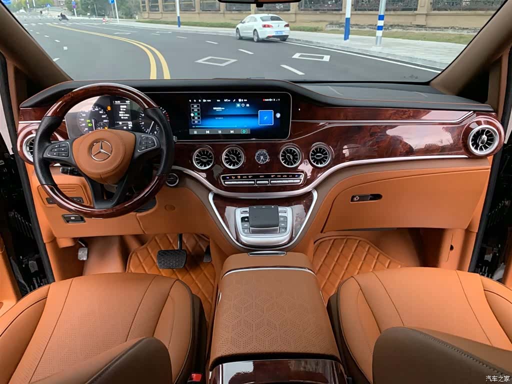 Mercedes-Benz 7, 2025 14