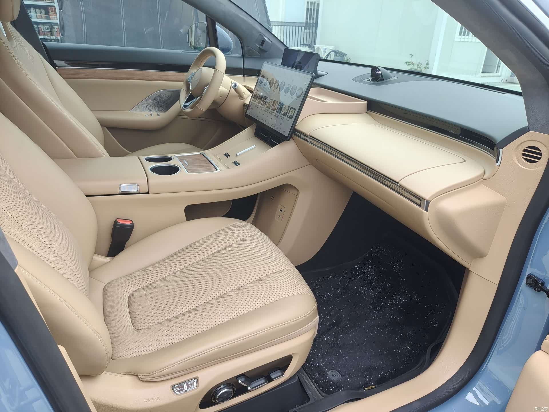 Luxeed R7, 2025 15