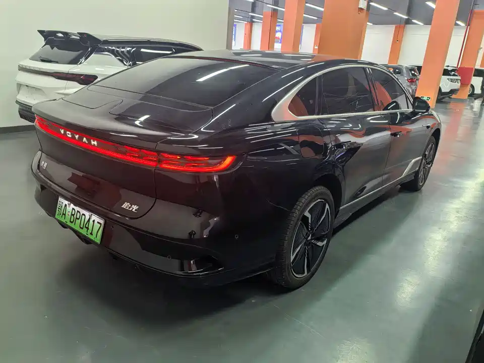 VOYAH Lantu chasing light