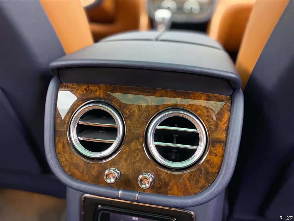 Bentley Bentayga, 2018 24