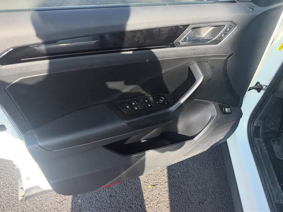 Volkswagen T-ROC exploring Songs