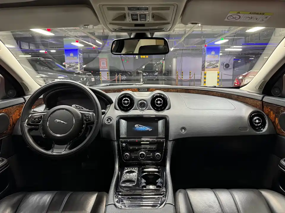 Jaguar XJ Jaguar XJ