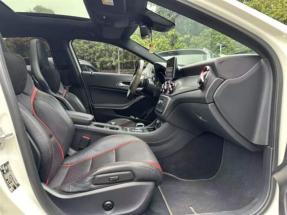 Mercedes-Benz GLA AMG Mercedes-Benz GLA AMG