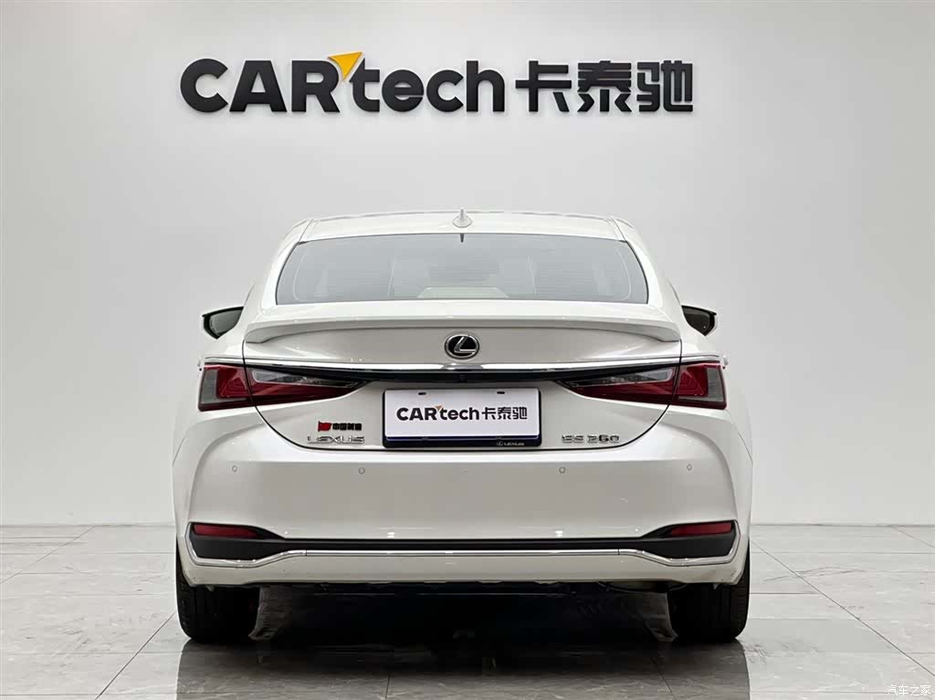 Lexus ES, 2024 4
