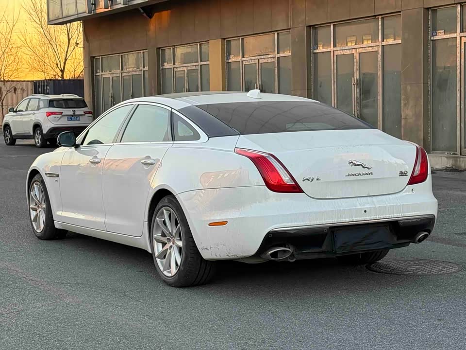 Jaguar XJ