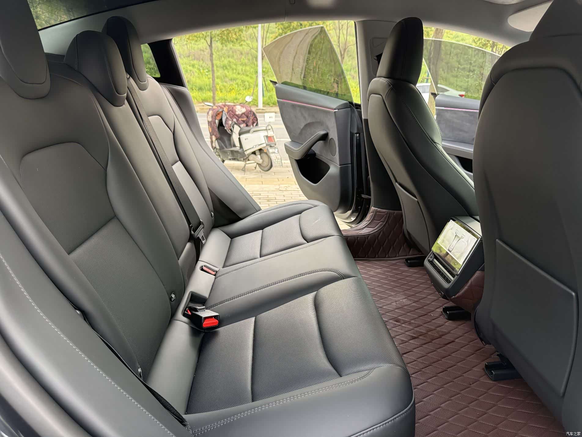 Tesla Model 3, 2025 10