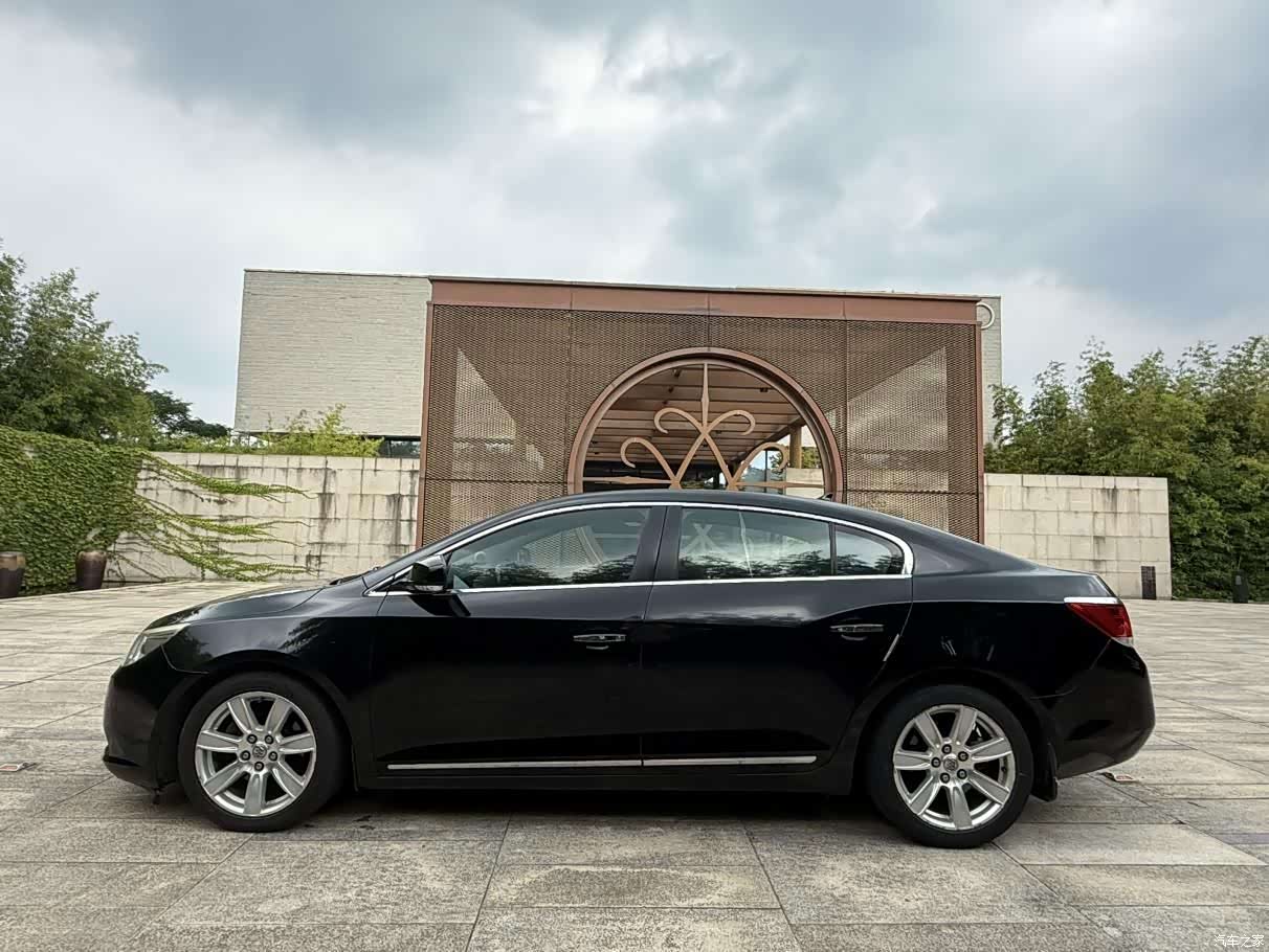 Buick LaCrosse, 2011 11