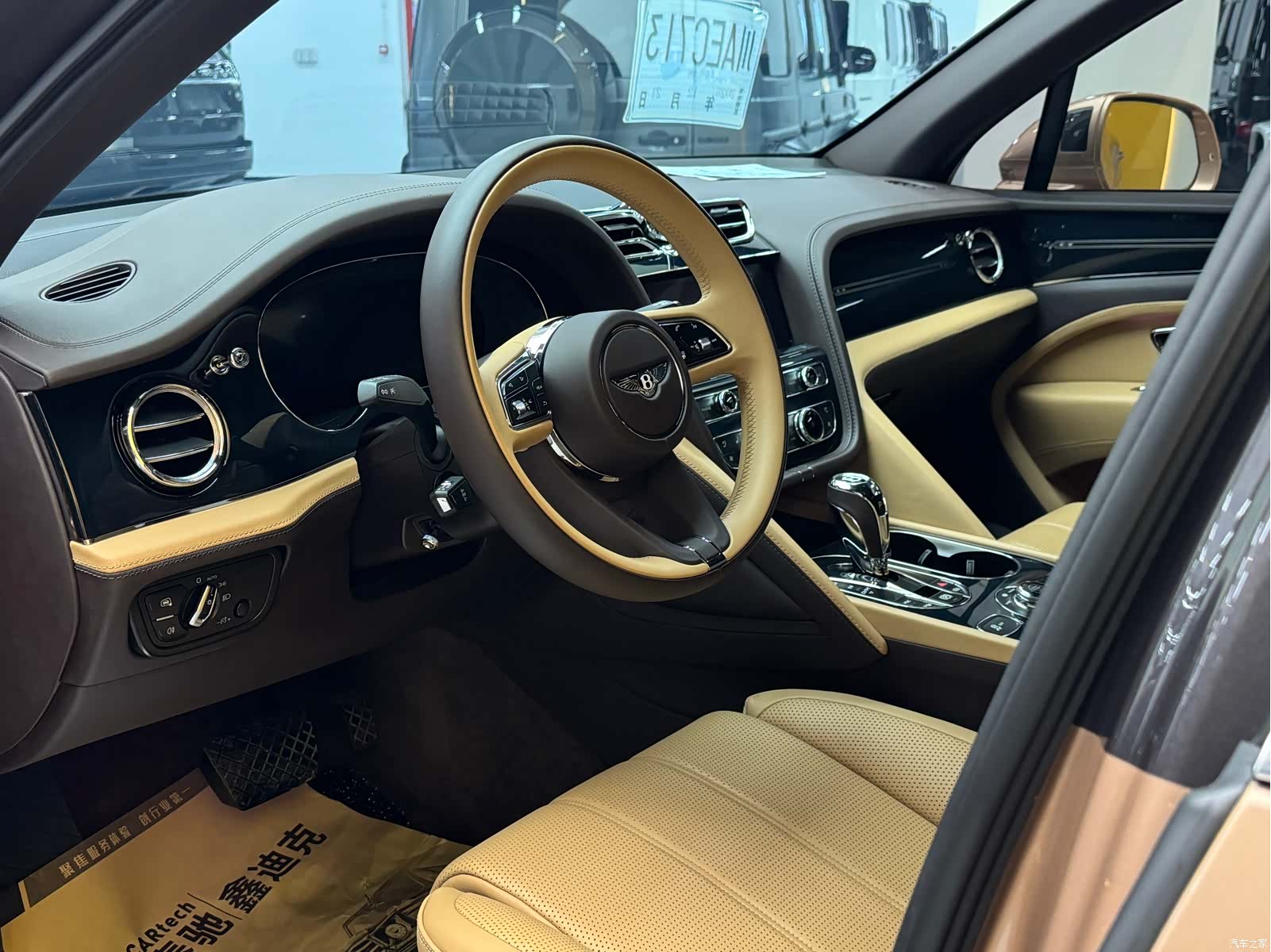 Bentley Bentayga, 2023 12