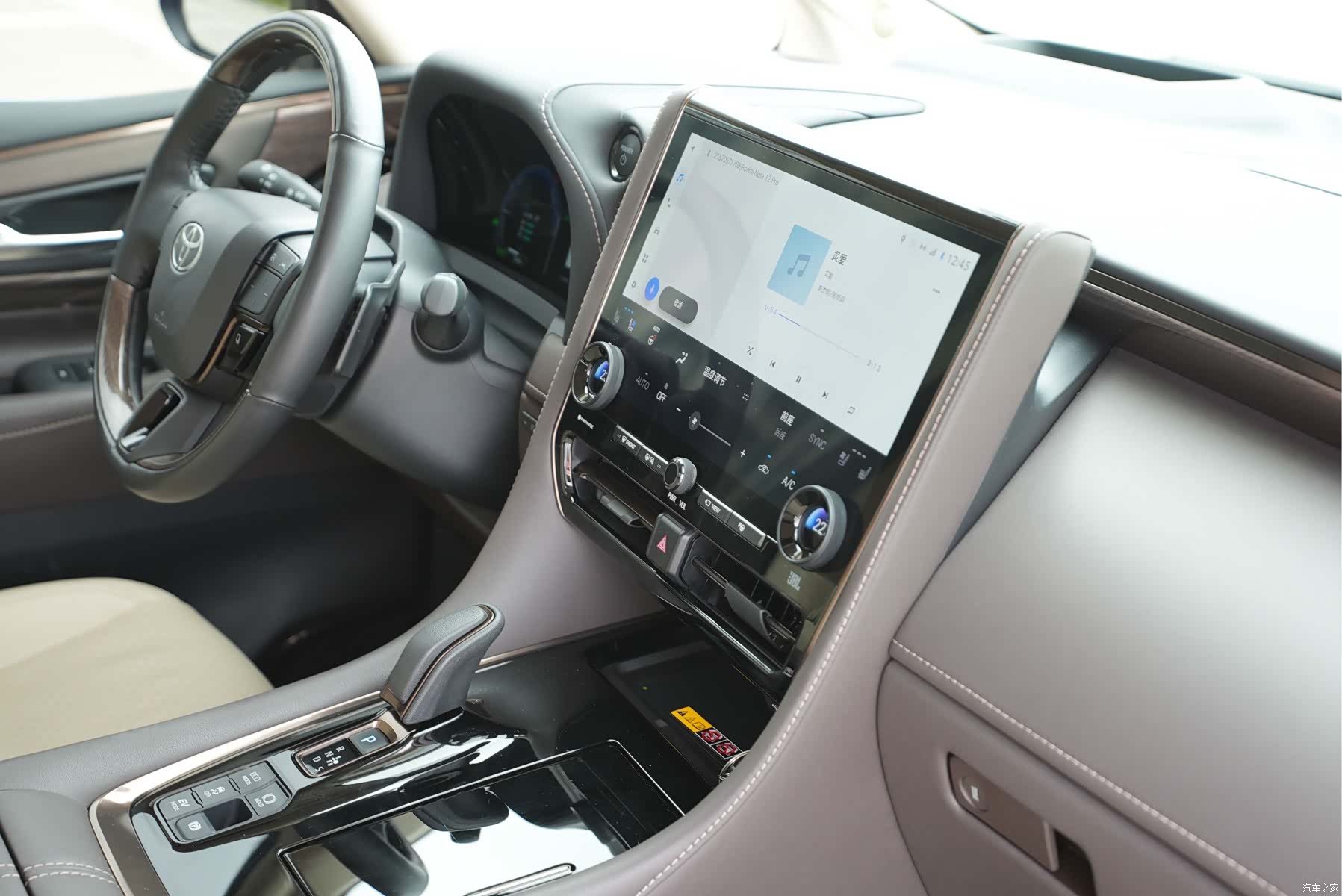 Toyota Alphard, 2023 16