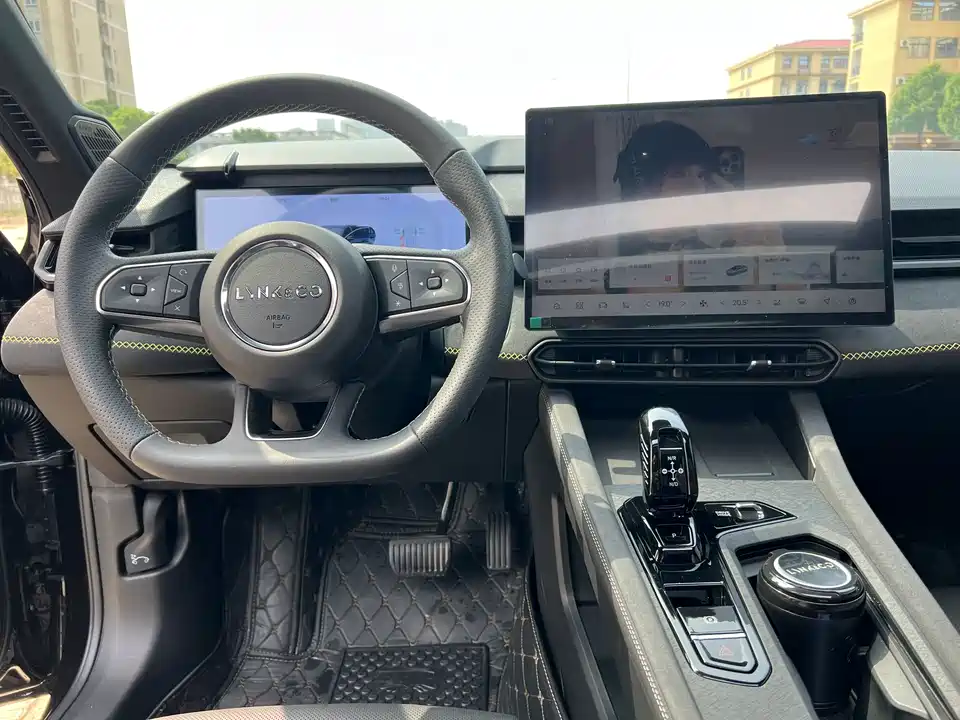 Lynk & Co 03