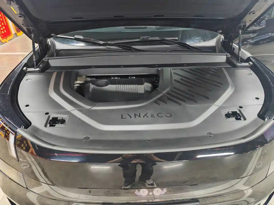 Lynk & Co 900