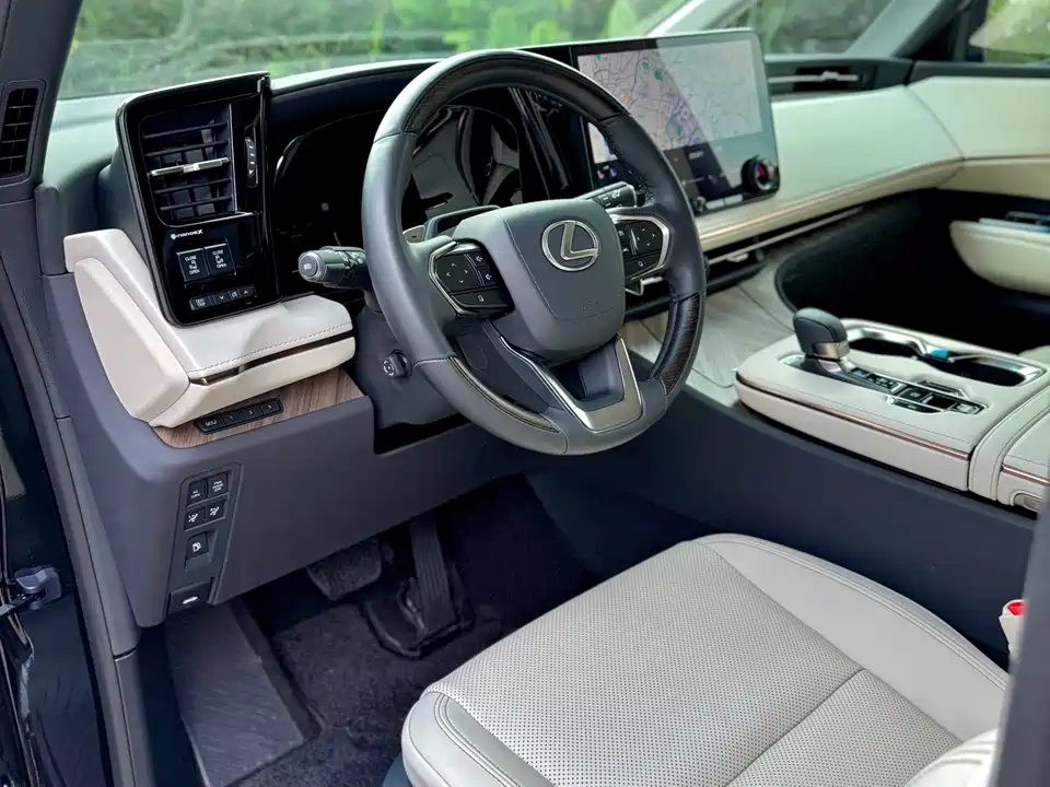 Lexus LM