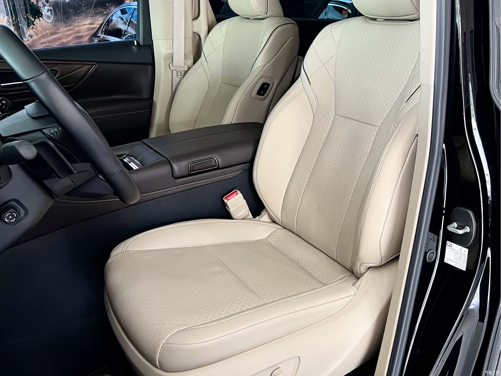 Toyota Alphard, 2025 6