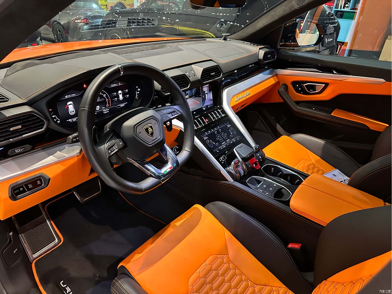 Lamborghini Urus, 2023 9