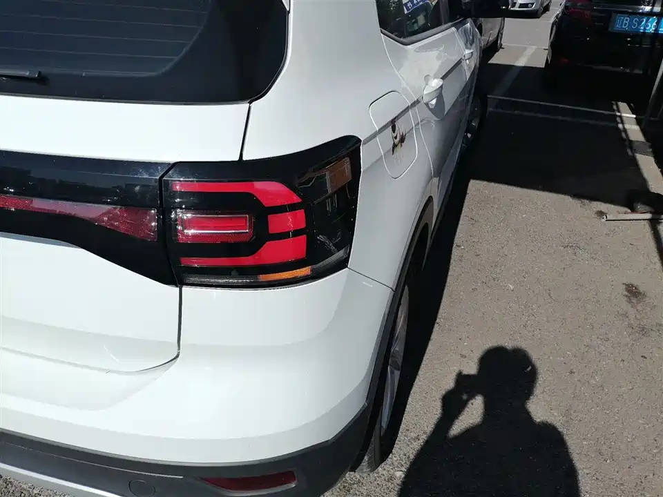 Volkswagen Exploring the shadow