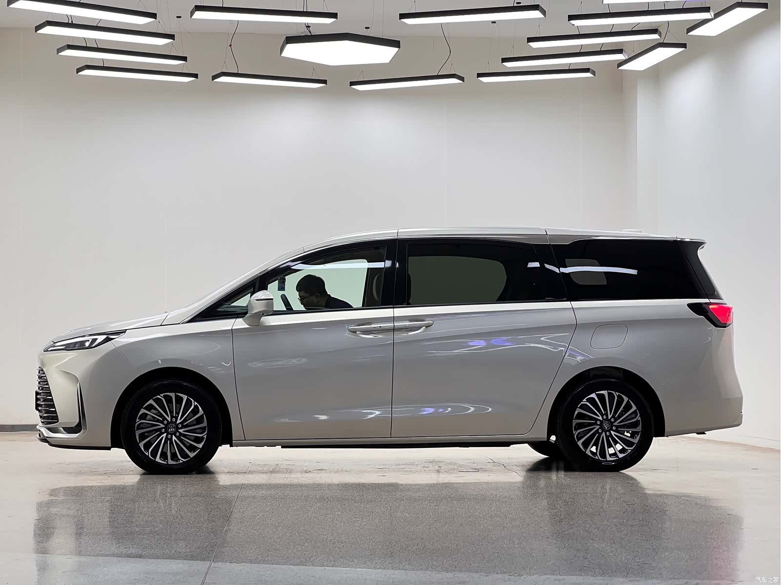 Buick GL8, 2025 4