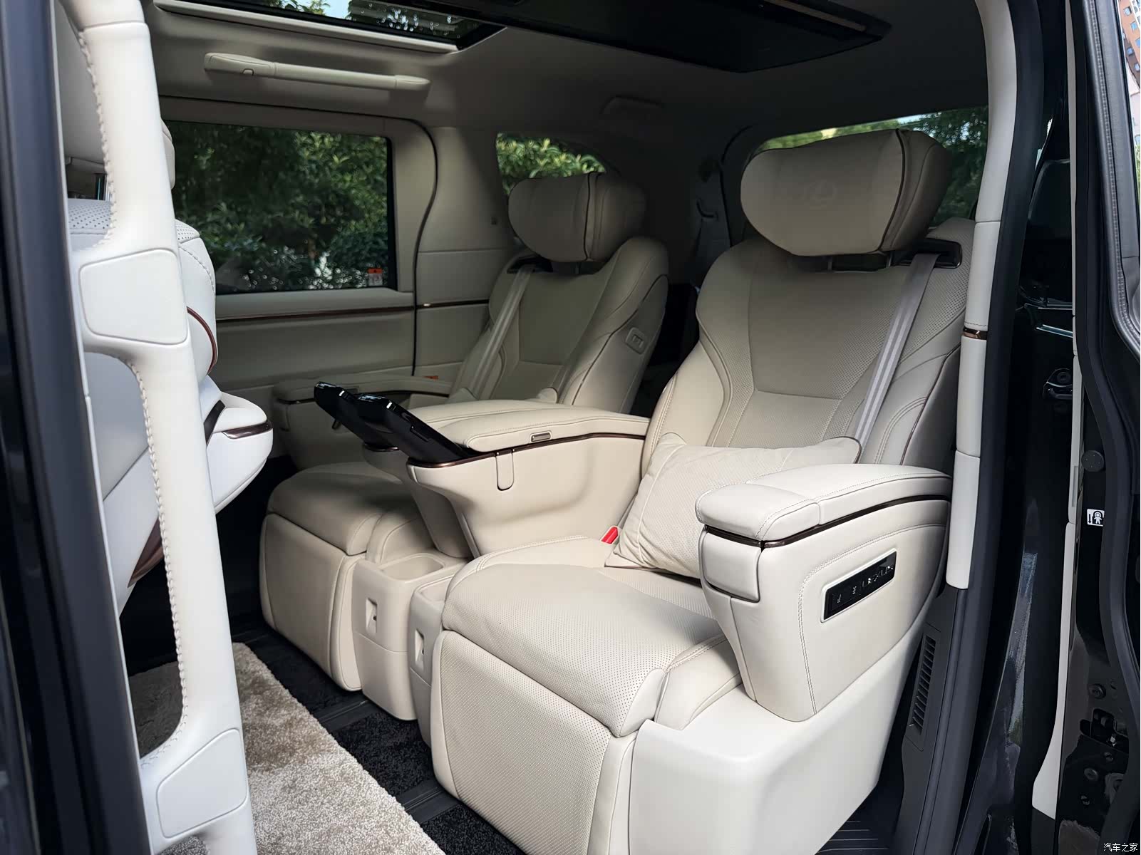 Lexus LM, 2024 13