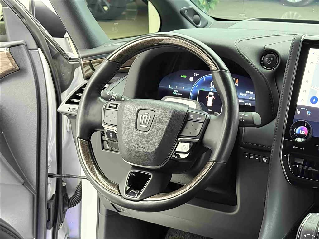 Toyota Vellfire, 2025 9