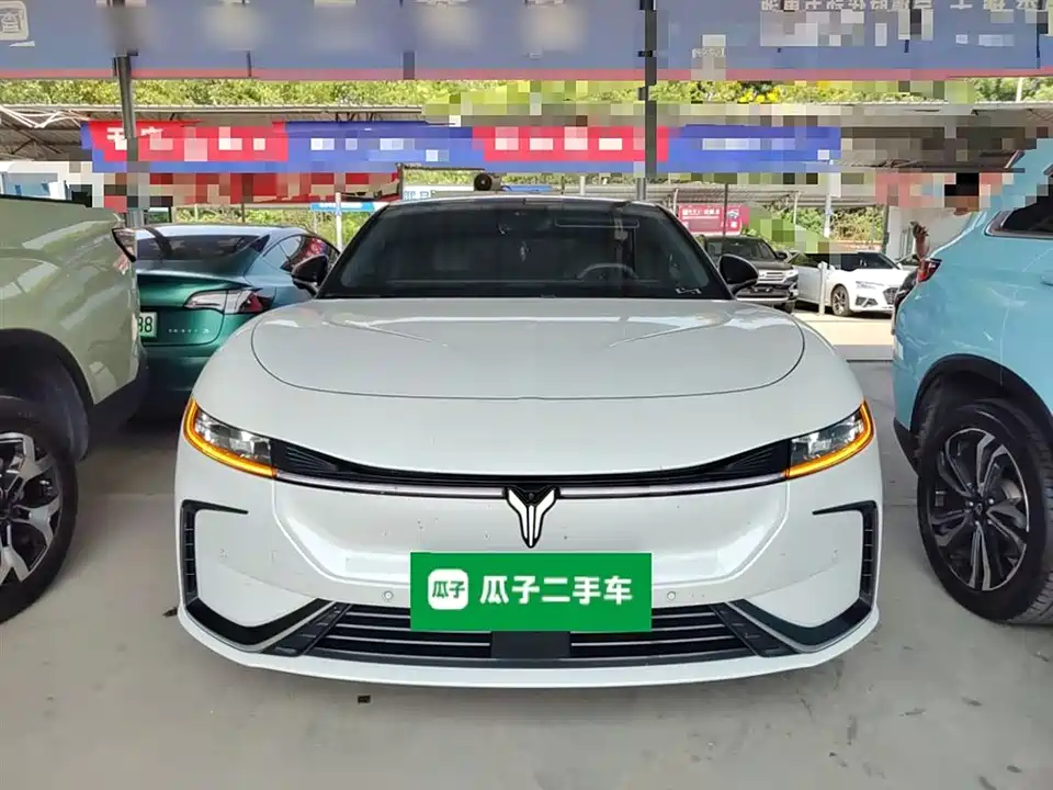 VOYAH Lantu chasing light