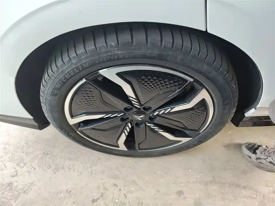 VOYAH Lantu chasing light