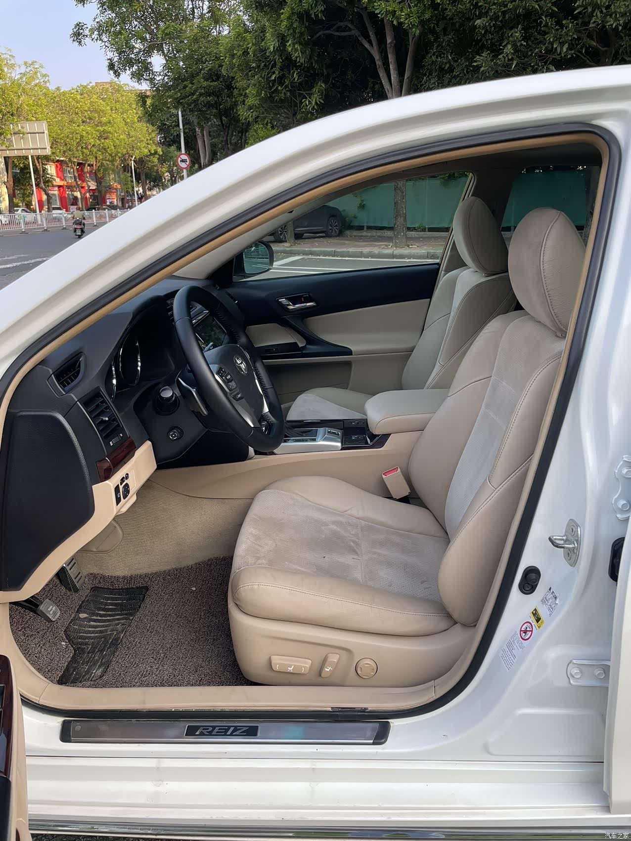 Toyota 2.5V, 2011 4