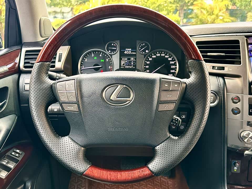 Lexus LX