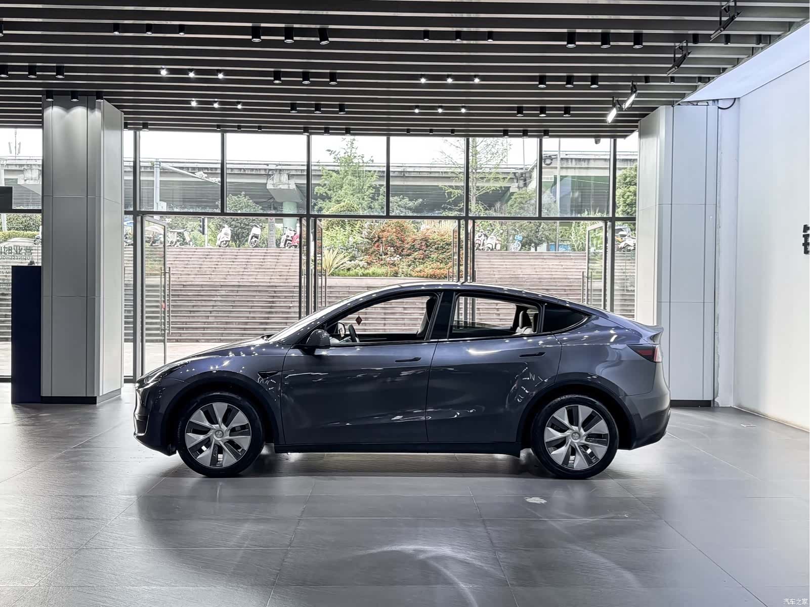 Tesla Model Y, 2023 19