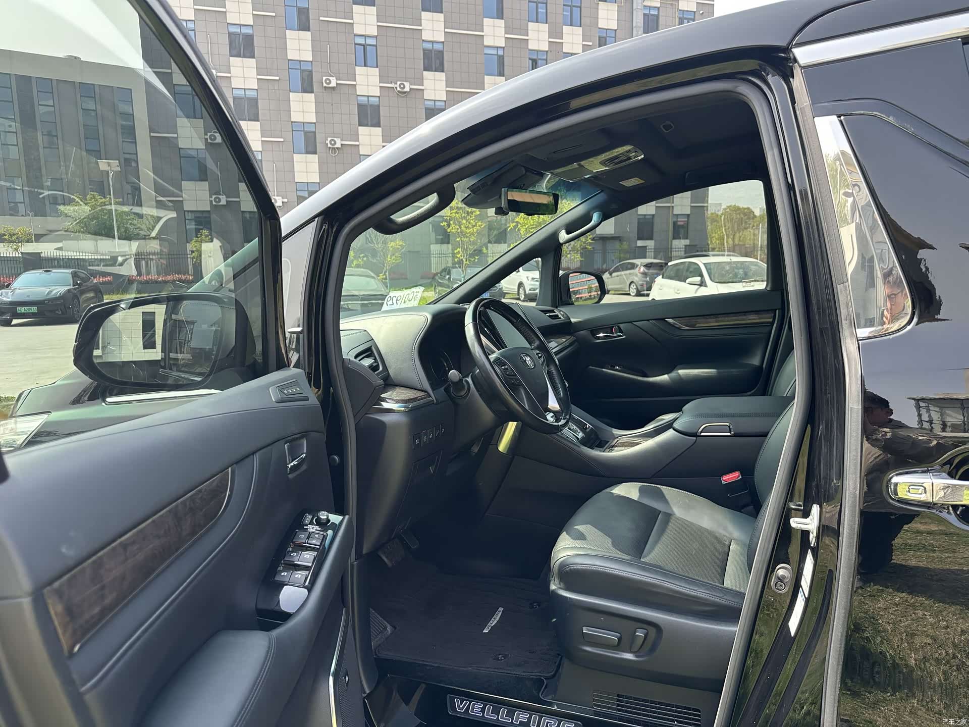 Toyota Vellfire, 2021 4