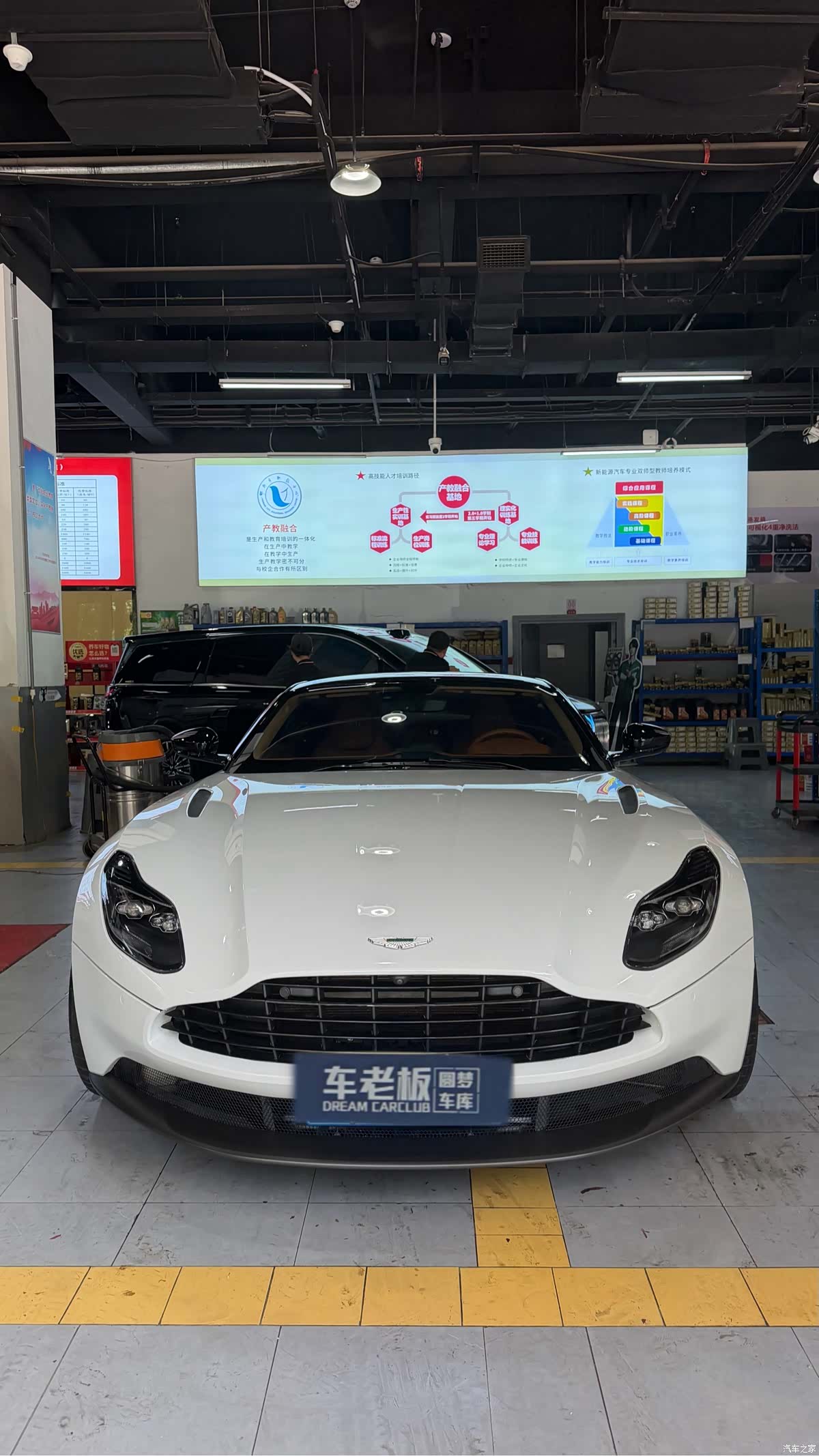 Aston Martin DB11, 2019 2