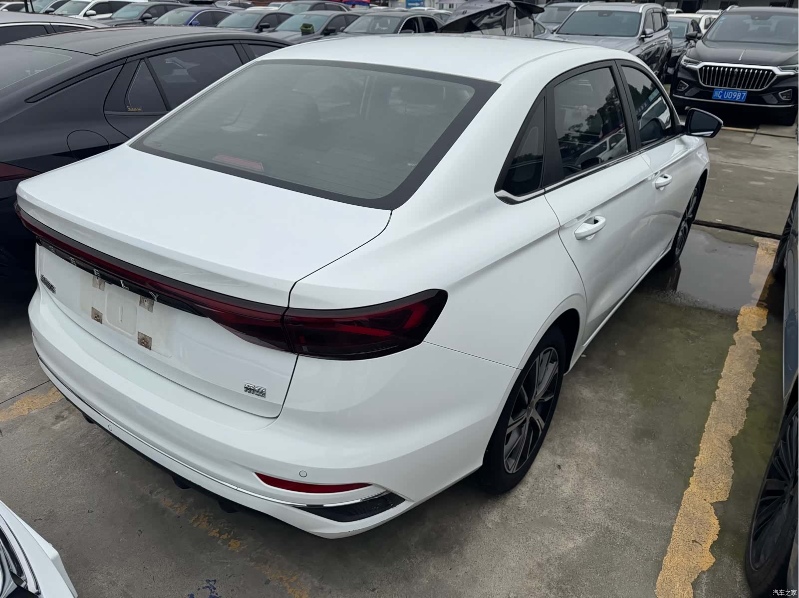 Geely Emgrand, 2022 все фото