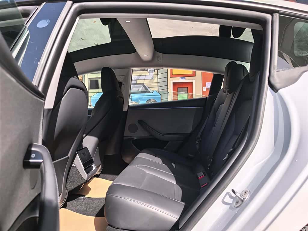 Tesla Model 3, 2025 6